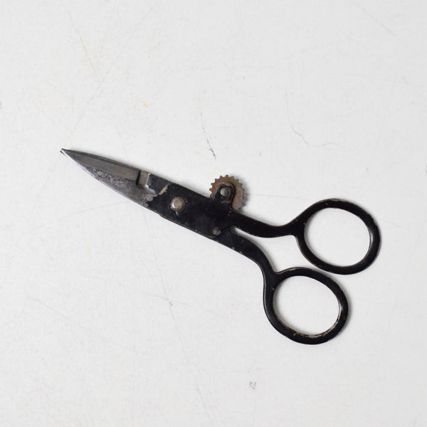 Black Butterick Adjustable Wheel Buttonhole Scissors